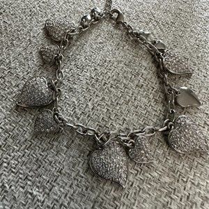 Very pretty! Costume Talbot's heart bracelet.